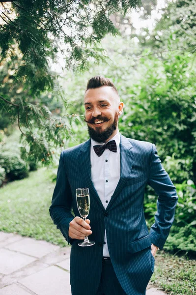 İz üzerinde duran şampanya flüt ile damat