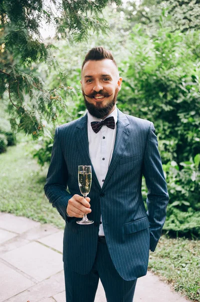 İz üzerinde duran şampanya flüt ile damat