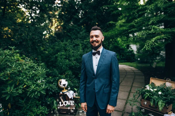 Tören yerinde duran damat