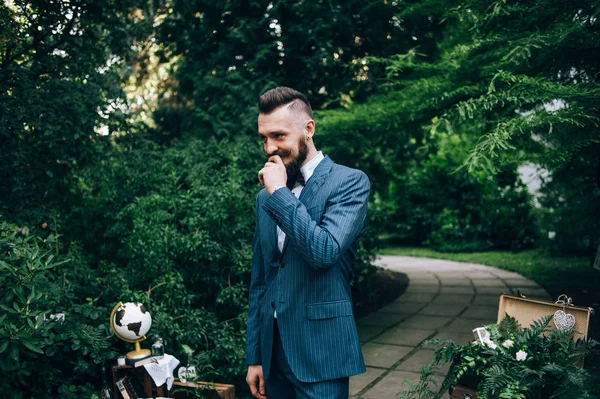 Tören yerinde duran damat