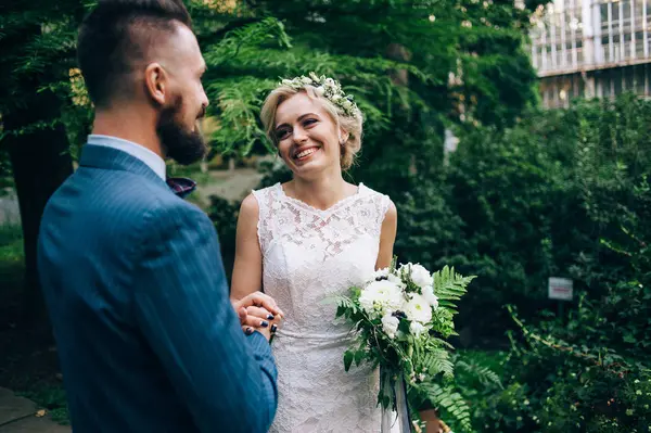 Novia y novio de pie en la ceremonia de la boda — Foto de Stock