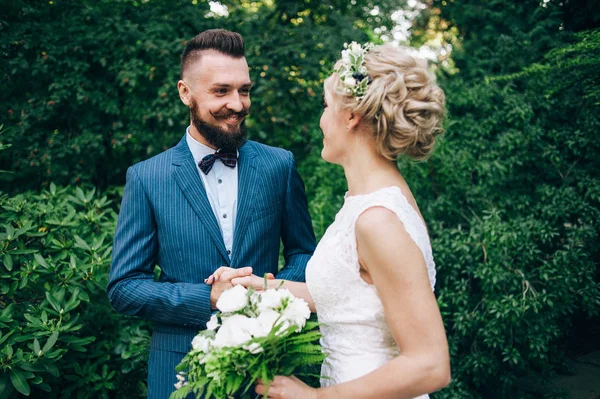 Gelin ve Damat Düğün üzerinde duran 