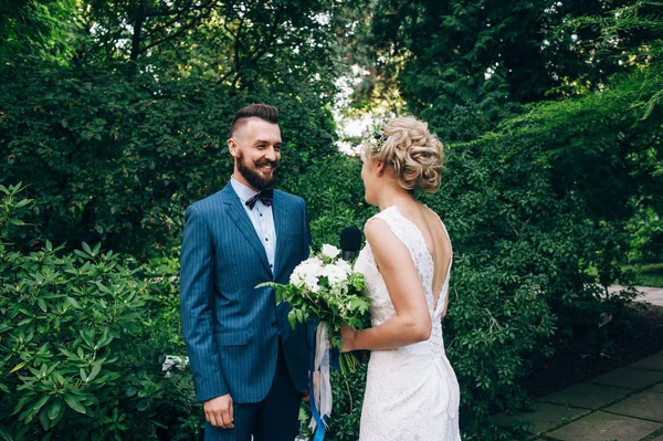Braut und Bräutigam bei der Trauung — Stockfoto