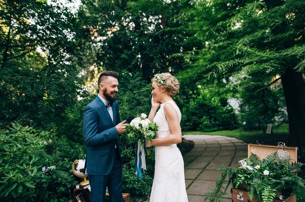 Novia y novio de pie en la ceremonia de la boda — Foto de Stock