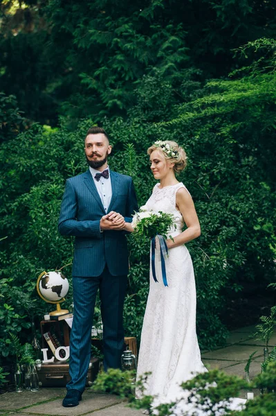 Gelin ve Damat Düğün üzerinde duran 