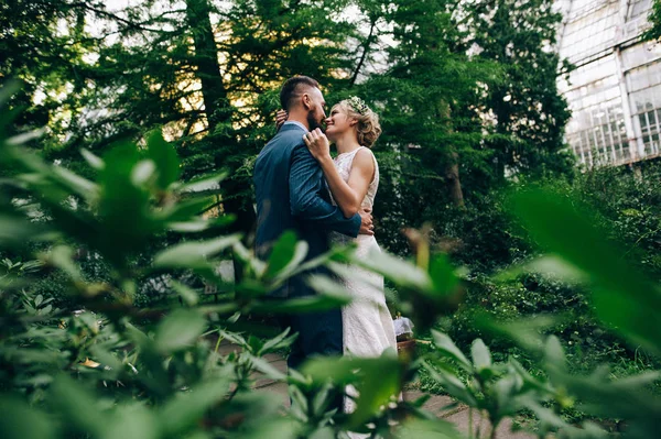 Nevěsta a ženich na stopě v city garden — Stock fotografie