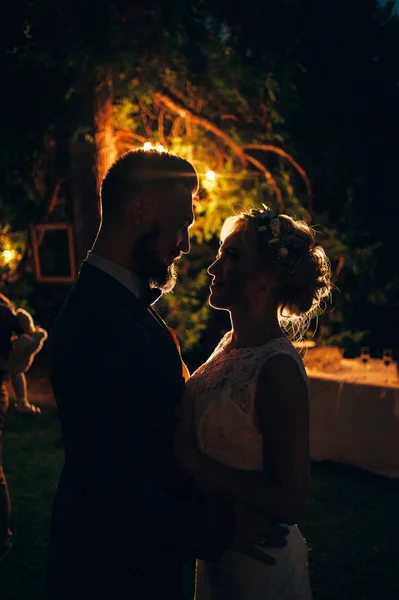 Silhouetten von Braut und Bräutigam bei der Trauung — Stockfoto