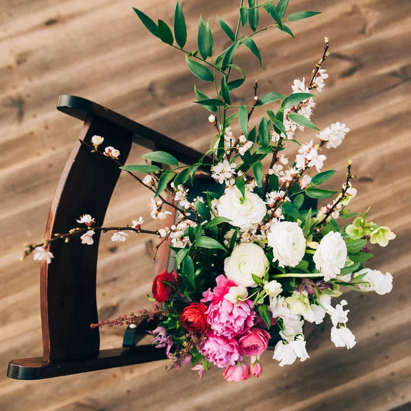 Blumen auf Holzstuhl — Stockfoto
