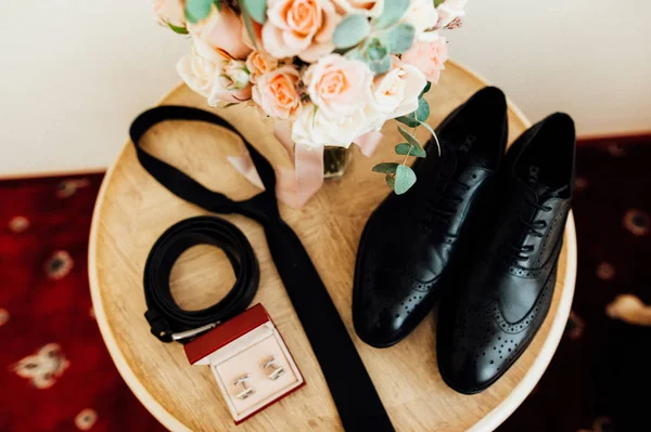 Schuhe, Kleidung und Ringe — Stockfoto