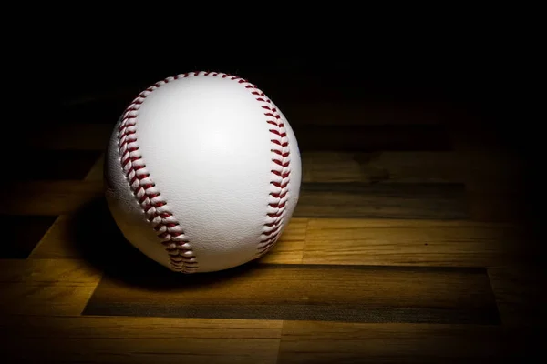 Бейсбольный мяч в легкой живописи — стоковое фото