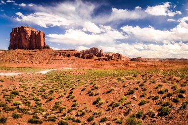 Monument Valley bulutlu gökyüzü