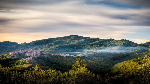 Vista de Pisoniano con niebla Imágenes De Stock Sin Royalties Gratis