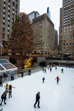 New York - 10 Aralık 2019: Rockfel 'de insanlar buzda kayıyor