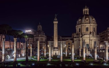Gece vakti Foro Traiano ve Traiano Coloumn