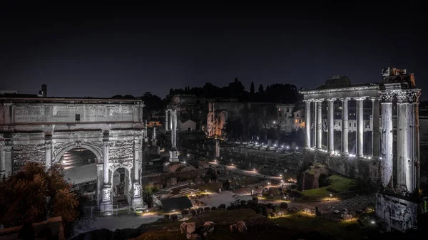 Una Vista Nocturna Del Foro Romano Roma Fori Imperiali Fotos De Stock