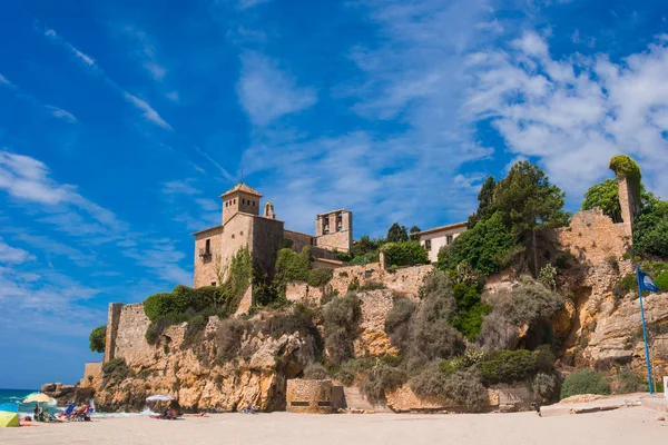 Ancien château de Tamarit, vue depuis la plage — Photo