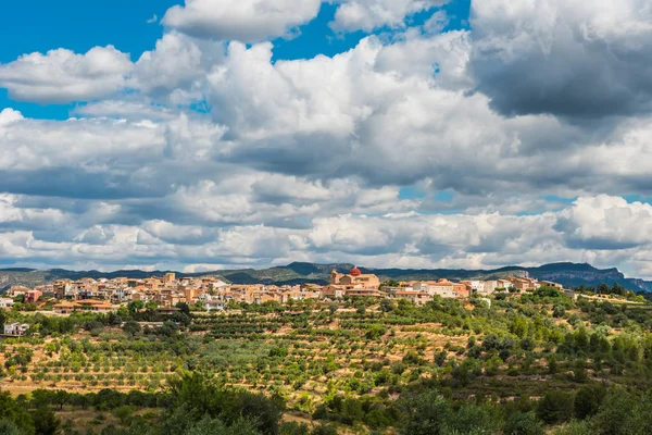 Zobacz hiszpańskie starego miasta El Masroig, Tarragona, Błękitne niebo — Zdjęcie stockowe