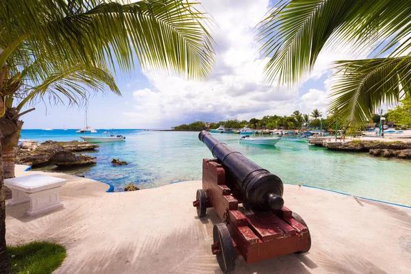 Canhão de navio no aterro da cidade de Bayahibe, La Altagracia, República Dominicana. Espaço de cópia para texto . — Fotografia de Stock