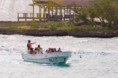 Bir botla sahile Bayahibe, Dominik Cumhuriyeti - 21 Mayıs 2017: turist. Metin için yer kopyalayın.