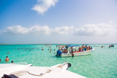 Saona, Dominik Cumhuriyeti - 25 Mayıs 2017: turist gemiden kıyıya yakın. Metin için yer kopyalayın.   