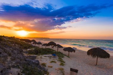 Sunrise kumlu plaj, ada Cayo Largo, Küba. 