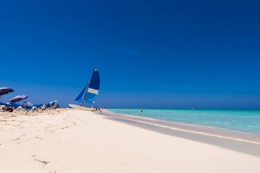 Playa cennet, ada Cayo Largo, Küba kum plajındaki yelkenli. Metin için yer kopyalayın.