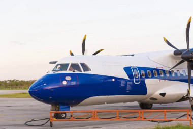 Cayo Largo, Küba - 10 Mayıs 2017: Uçak havaalanında. Metin için yer kopyalayın.