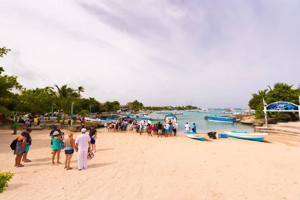 Bayahibe, Dominikánská republika - 21. května 2017: Turisté dostat do člunů. Kopírovat prostor pro text. — Stock fotografie