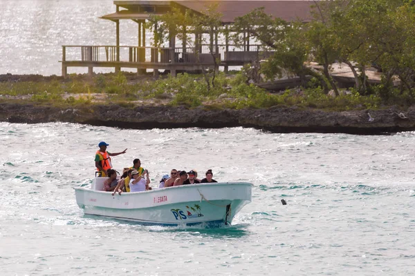 Bir botla sahile Bayahibe, Dominik Cumhuriyeti - 21 Mayıs 2017: turist. Metin için yer kopyalayın.