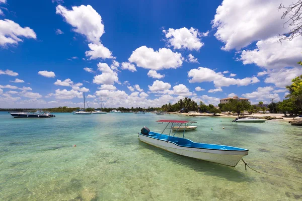 La barca vicino alla riva a Bayahibe, La Altagracia, Repubblica Dominicana. Copia spazio per testo . — Foto Stock