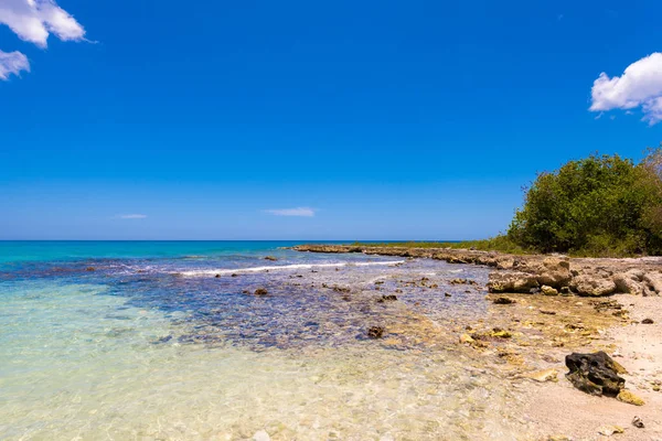 Θέα στην πετρώδη παραλία Bayahibe, La Altagracia, Δομινικανή Δημοκρατία. Χώρο αντίγραφο για το κείμενο. — Φωτογραφία Αρχείου