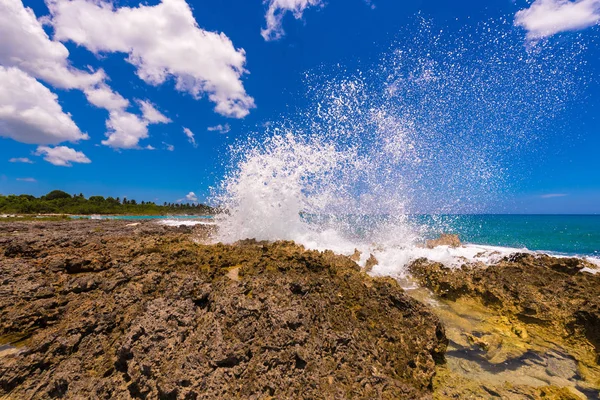 水のしぶき - 透明な海の水が岩を打ってします。バヤイベ、ドミニカ共和国、ラ チェック。コピーのテキストのための領域. — ストック写真
