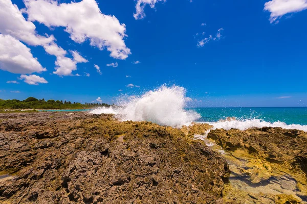 Water spatten - kristalhelder zeewater gewonnen tegen de rotsen. In Bayahibe, La Altagracia, Dominicaanse Republiek. Ruimte voor tekst kopiëren. — Stockfoto