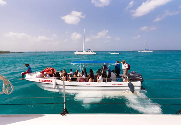 Saona, Dominikánská republika - 25. května 2017: Skupina turistů v lodi. Kopírovat prostor pro text. — Stock fotografie
