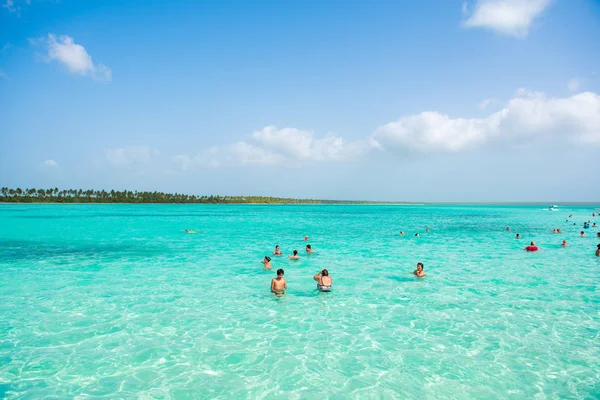 SAONA, DOMINICAN REPUBLIC - MAY 25, 2017: People bathe in clear azure water. Copy space for text. — Stock Photo, Image