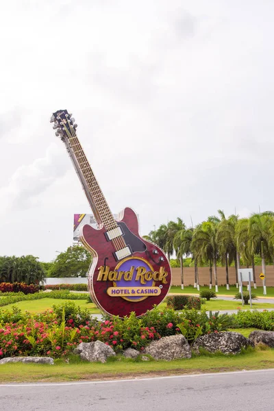Punta Cana, Dominik Cumhuriyeti - 22 Mayıs 2017: otel ve casino tabela. Gitar 