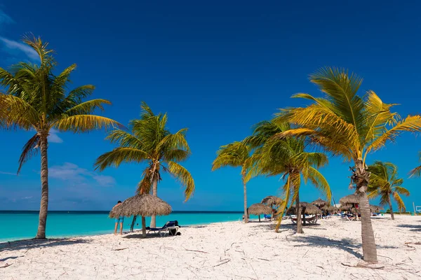 Sandy beach Playa Sirena of the island of Cayo Largo, Cuba. Copy space for text. — Stock Photo, Image