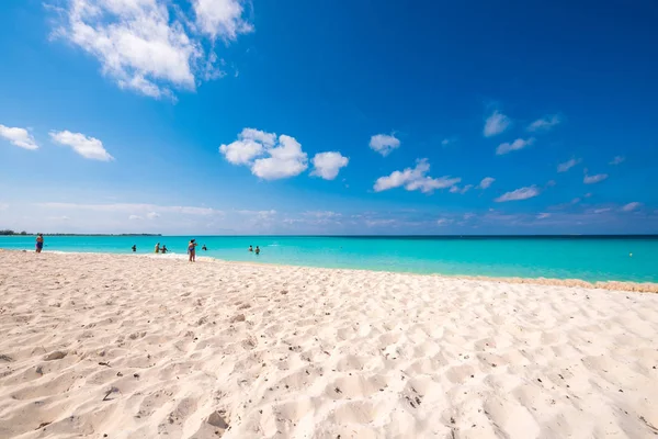 Sandy beach Playa Paradise of the island of Cayo Largo, Cuba. Copy space for text. — Stock Photo, Image