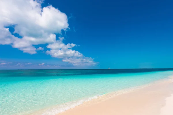 Sandy beach Playa Paradise of the island of Cayo Largo, Cuba. Copy space for text. — Stock Photo, Image