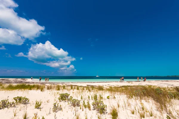 Αμμώδη παραλία Playa παράδεισος από το νησί του Cayo Largo, Κούβα. Χώρο αντίγραφο για το κείμενο. — Φωτογραφία Αρχείου