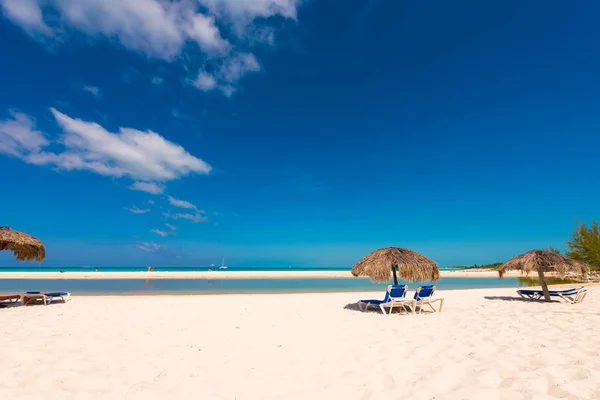 Písečná pláž Playa ráj na ostrově Cayo Largo, Kuba. Kopírovat prostor pro text. — Stock fotografie