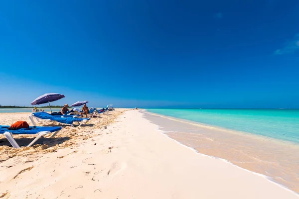 CAYO LARGO, CUBA - MAY 10, 2017: Sandy beach Playa Paradise. Copy space for text. — Stock Photo, Image