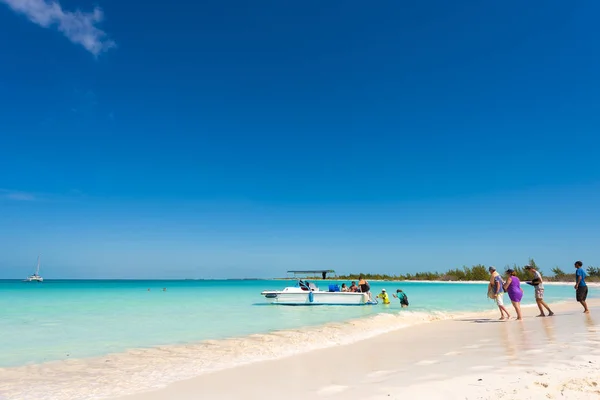 Písečná pláž Playa ráj na ostrově Cayo Largo, Kuba. Kopírovat prostor pro text. — Stock fotografie