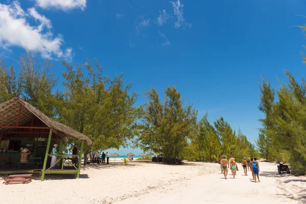 Písečná pláž Playa ráj na ostrově Cayo Largo, Kuba. Kopírovat prostor pro text. — Stock fotografie