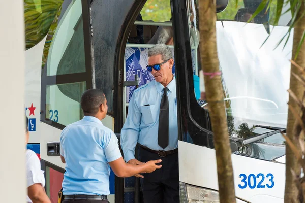 Cayo Largo, Κούβα - 10 Μαΐου 2017: Οδηγών λεωφορείων στο αεροδρόμιο. — Φωτογραφία Αρχείου