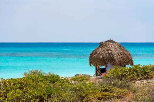 Torre de observación en la playa de arena del Paraíso, en la isla de Cayo Largo, Cuba. Copiar espacio para texto . — Foto de Stock