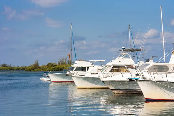 Cayo Largo, Küba - 10 Mayıs 2017: Beyaz yat kıyıya yakın. Metin için yer kopyalayın.