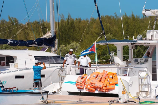 Cayo Largo, Küba - 10 Mayıs 2017: Beyaz yat kıyıya yakın:.
