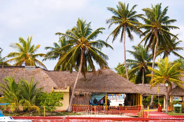 Cayo Largo, Küba - 10 Mayıs 2017: Kıyı görünümünü bina. Metin için yer kopyalayın.