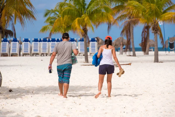 Un hombre y una mujer van a Playa Sirena, Cayo Largo, Cuba. Vista trasera . — Foto de Stock